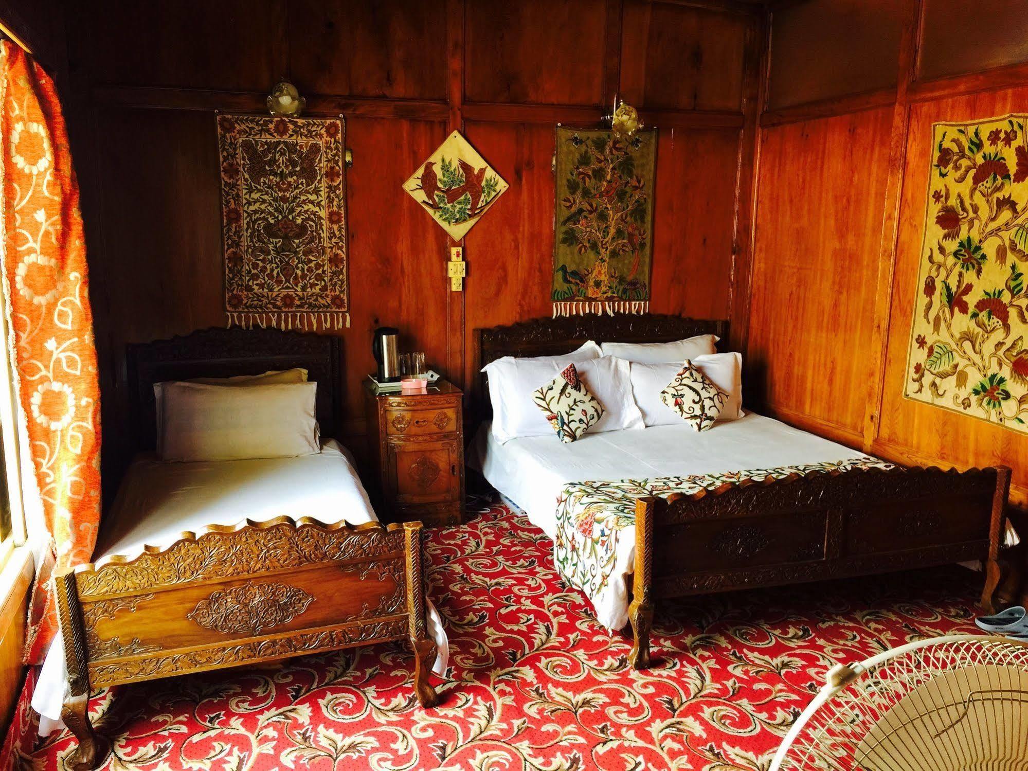 New Jacquline Heritage Houseboats Srīnagar Exterior foto